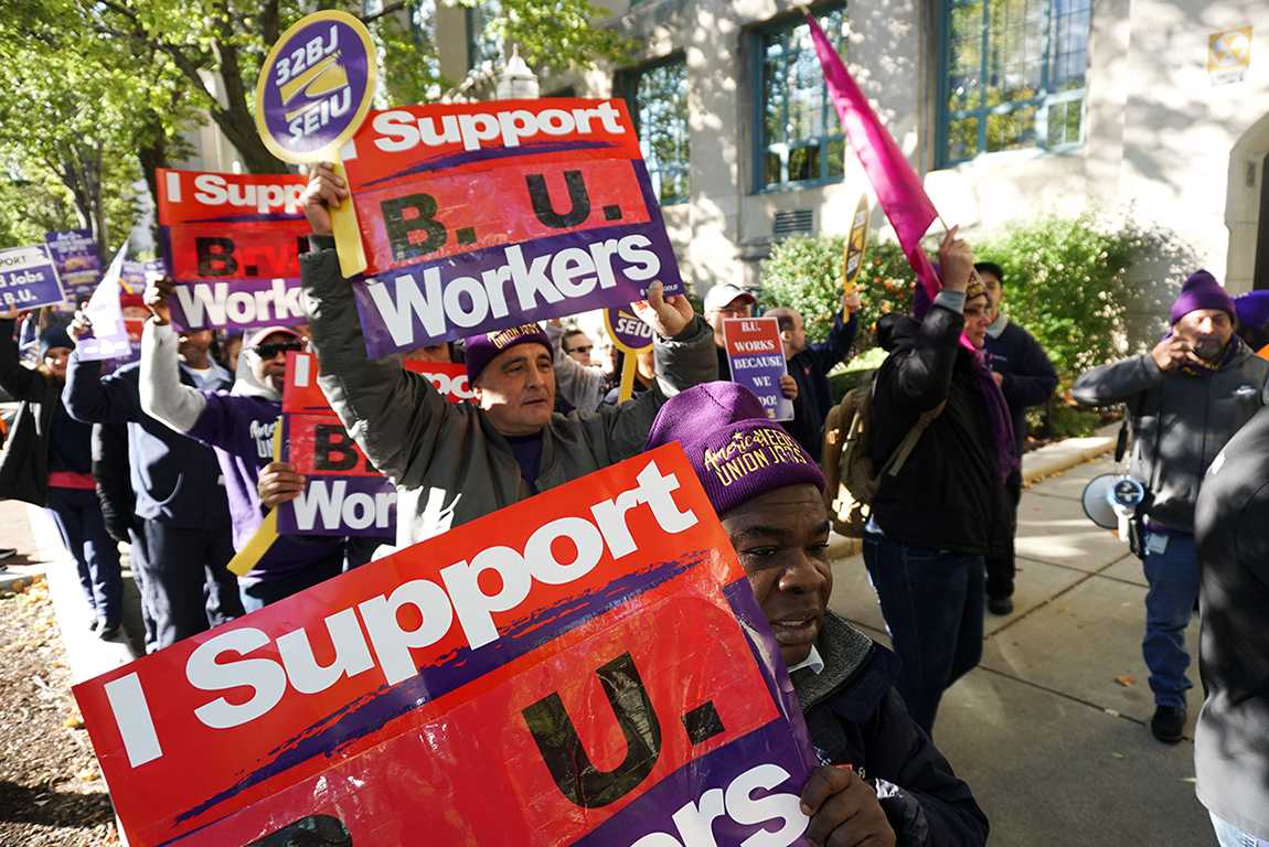 Hundreds of union workers rallied Thursday afternoon along Commonwealth Avenue in support of building service workers who are currently negotiating contracts with Boston University. SOPHIE PARK/ DAILY FREE PRESS STAFF