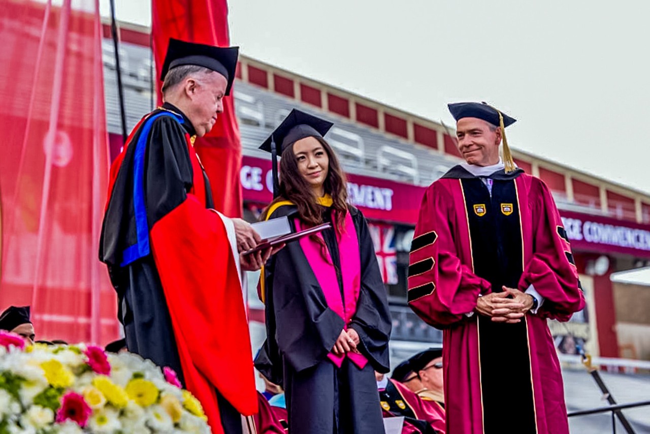 Jenna Mu receives Finnegan Award at Commencement