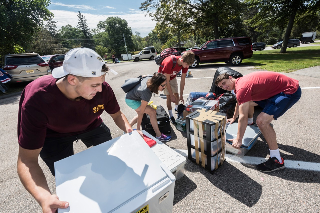 New Carroll School of Management student Daniel Wieber '21 (blonde at rear) Bedminster, N.J., gets help from his mother, Carol, and brother David, CSOM '18. New Carroll School of Management student Daniel Wieber '21 (blonde at rear) Bedminster, N.J., gets help from his mother, Carol, and brother David, CSOM '18.