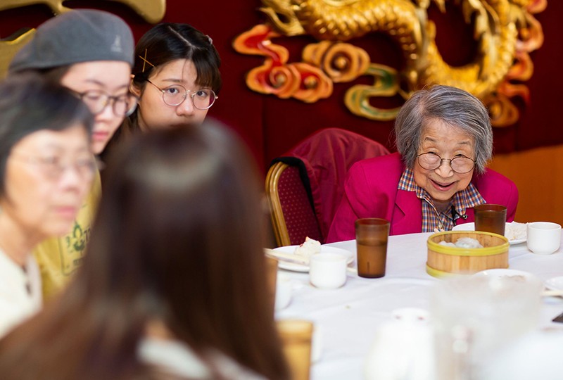Guen listens to an MSW student