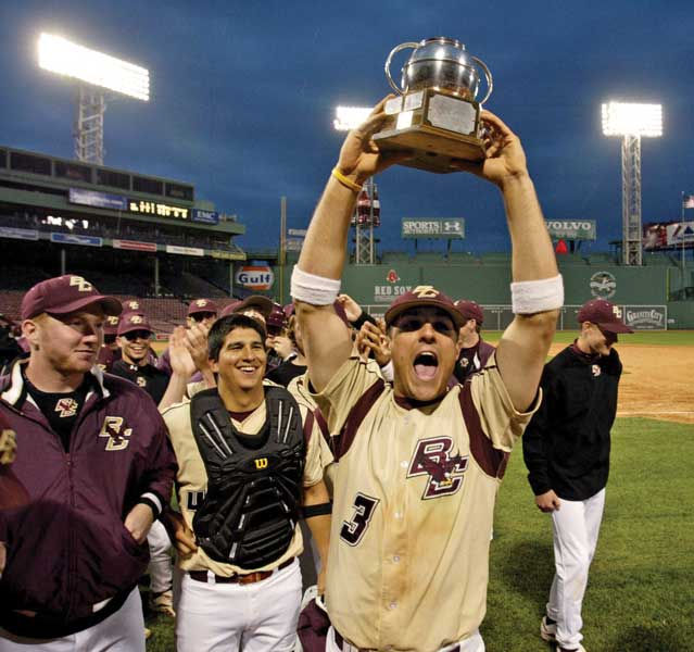 Pete Frates lifts the trophy with teamates