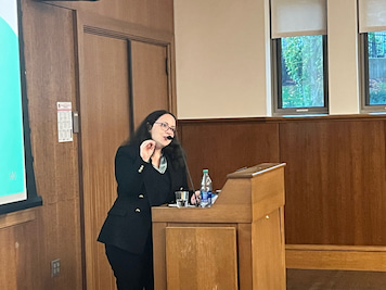 Elodie Boubil giving her lecture